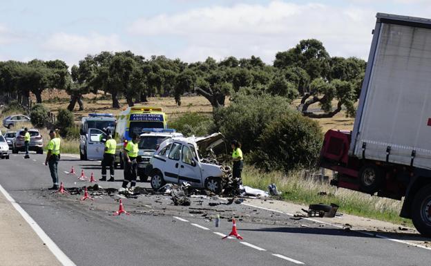 Imagen de cómo quedó el vehículo tras el impacto. 