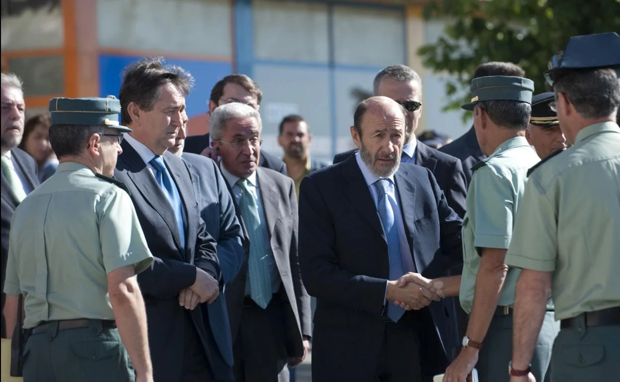 Pérez Rubalcaba da la mano a un agente de la Guardia Civil.