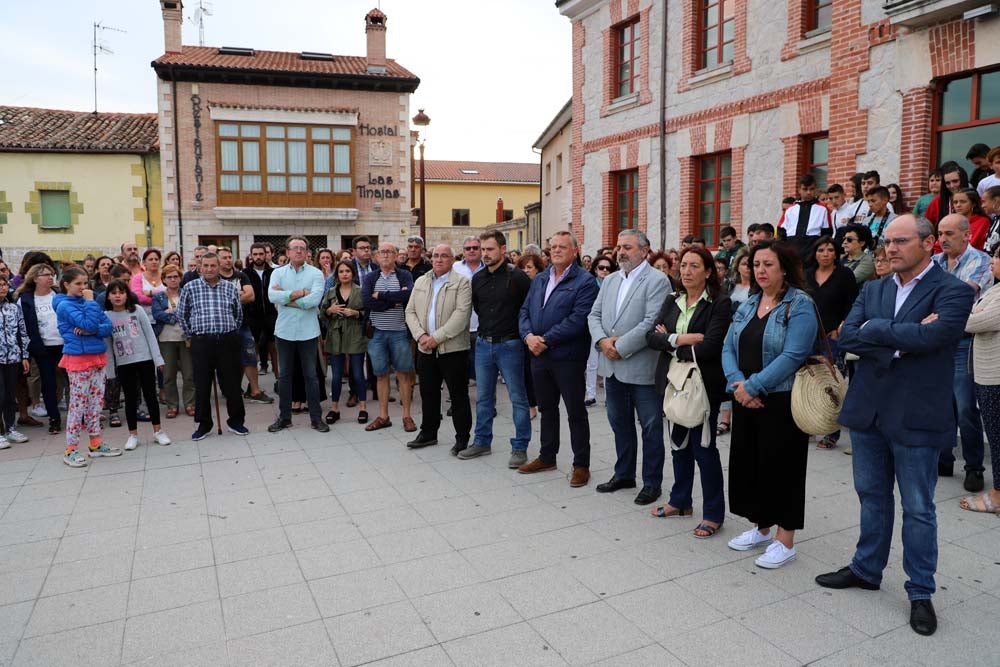 Un centenar de personas han mostrado un respetuoso silencio de casi cinco minutos en la Plaza de la Constitución | Vecinos de todas las edades han mostrado su repulsa por lo sucedido