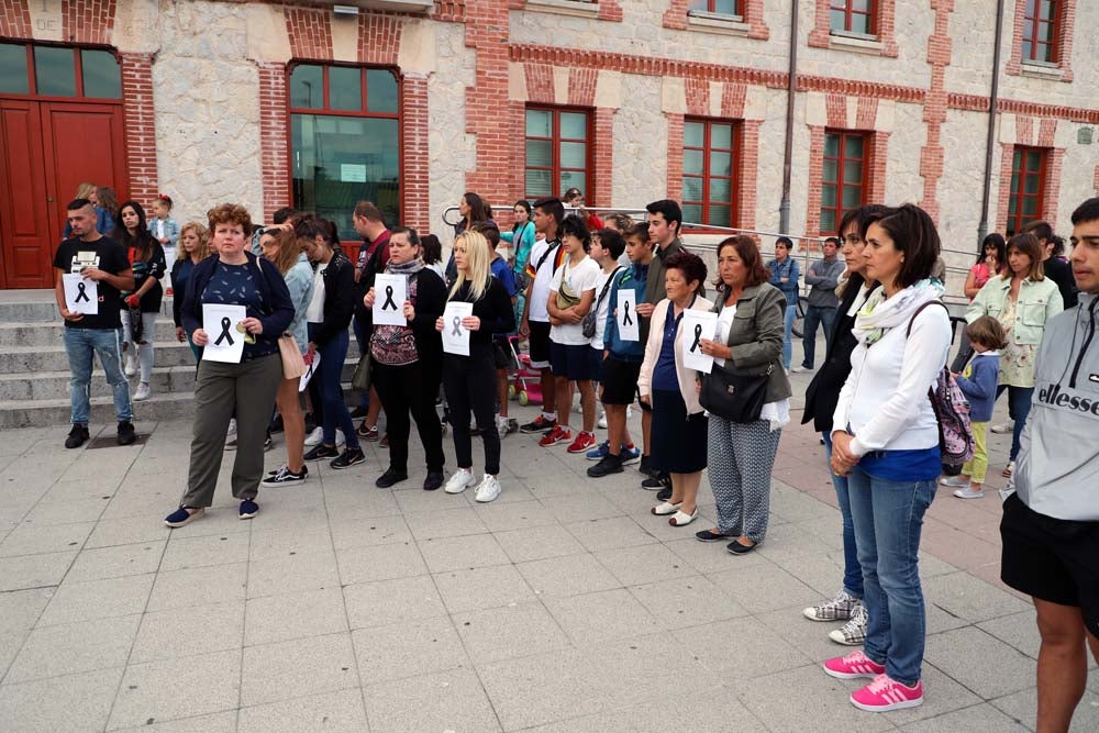 Un centenar de personas han mostrado un respetuoso silencio de casi cinco minutos en la Plaza de la Constitución | Vecinos de todas las edades han mostrado su repulsa por lo sucedido