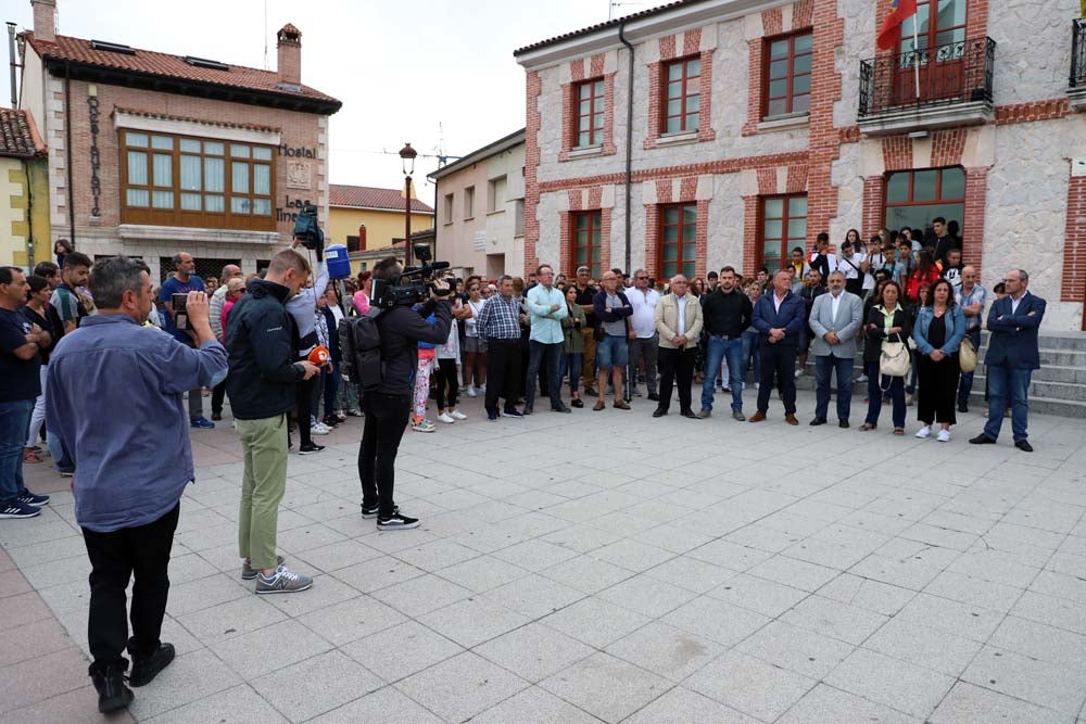 Un centenar de personas han mostrado un respetuoso silencio de casi cinco minutos en la Plaza de la Constitución | Vecinos de todas las edades han mostrado su repulsa por lo sucedido