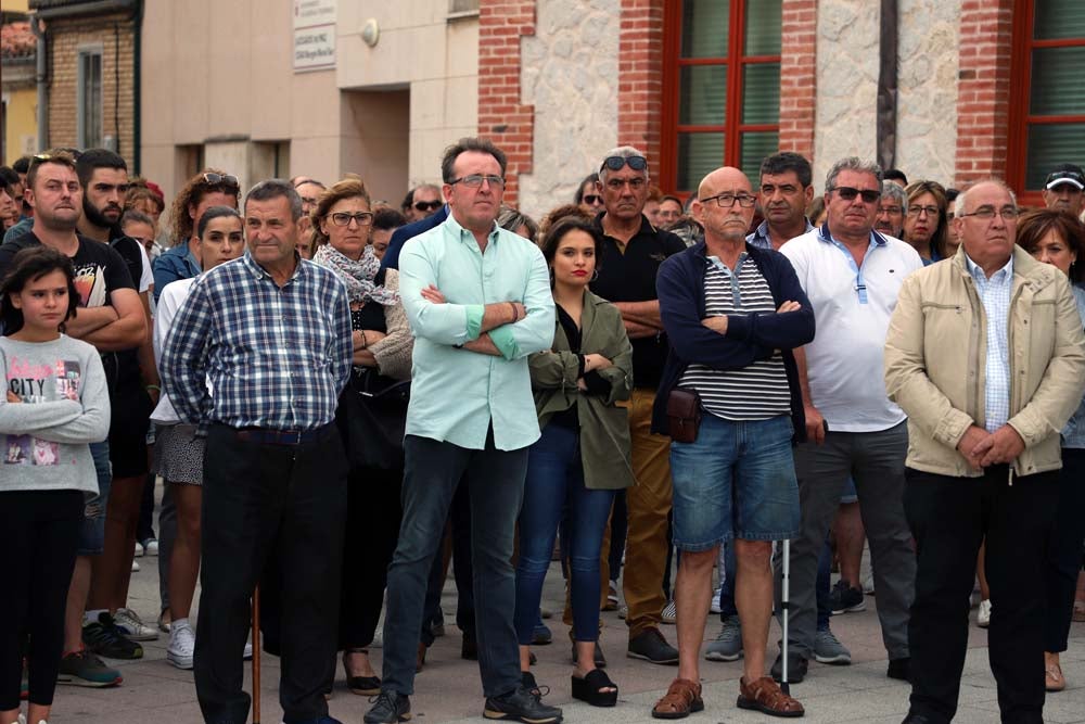 Un centenar de personas han mostrado un respetuoso silencio de casi cinco minutos en la Plaza de la Constitución | Vecinos de todas las edades han mostrado su repulsa por lo sucedido