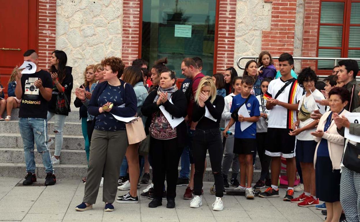 Vecinos de Villagonzalo concentrados en la Plaza de la Constitución