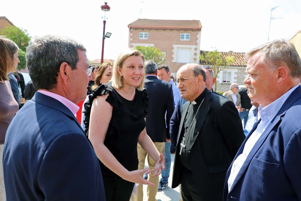 La localidad de Villagonzalo Pedernales recuerda a Pepi y demuestra el máximo respeto a su memoria | Dos centenares de personas se han concentrado en la Plaza de la Constitución, acompañados por representantes institucionales