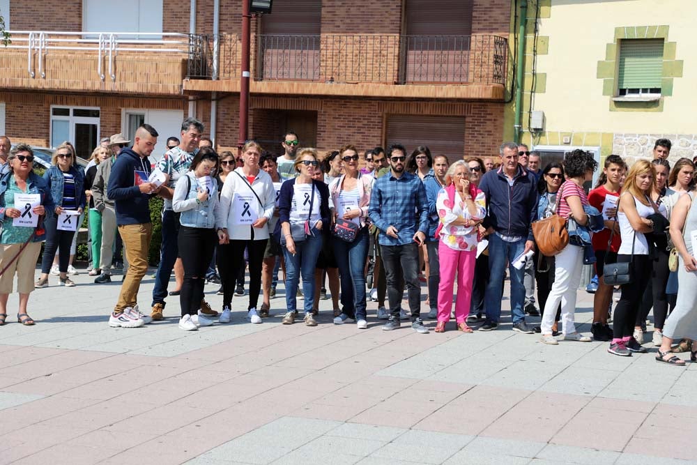 La localidad de Villagonzalo Pedernales recuerda a Pepi y demuestra el máximo respeto a su memoria | Dos centenares de personas se han concentrado en la Plaza de la Constitución, acompañados por representantes institucionales