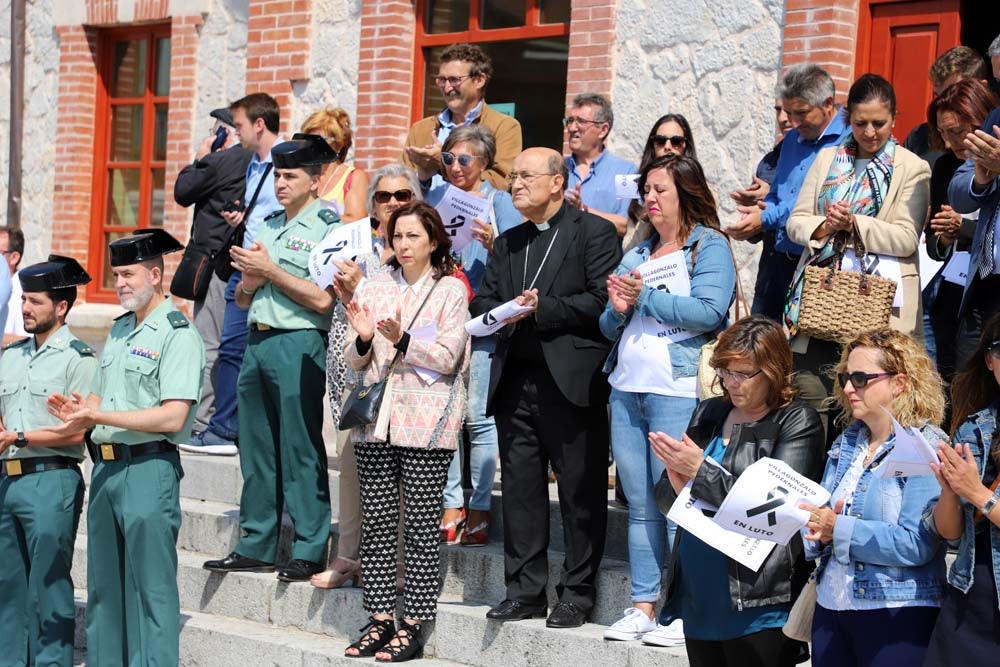 La localidad de Villagonzalo Pedernales recuerda a Pepi y demuestra el máximo respeto a su memoria | Dos centenares de personas se han concentrado en la Plaza de la Constitución, acompañados por representantes institucionales