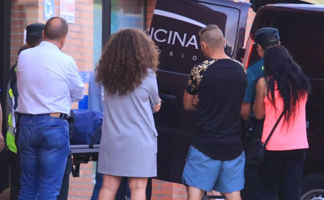 Momento en el que el cuerpo de la mujer es retirado del centro de salud.