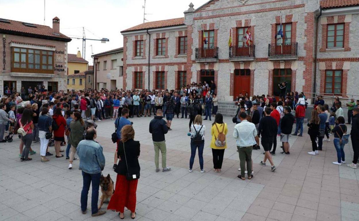 Los vecinos de Villagonzalo - Pedernales se manifestaron ayer para expresar su repulsa por el asesinato machista.