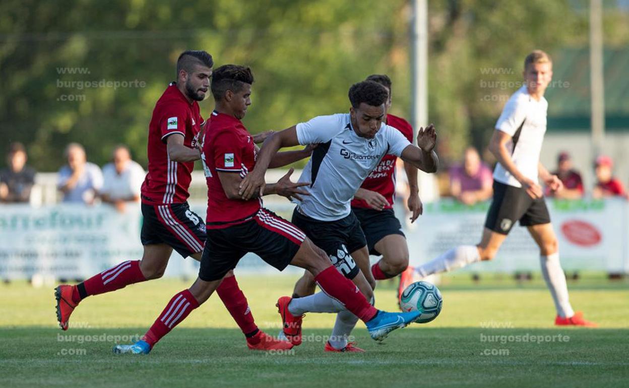 El Burgos CF salió trastabillado de Medina de Pomar