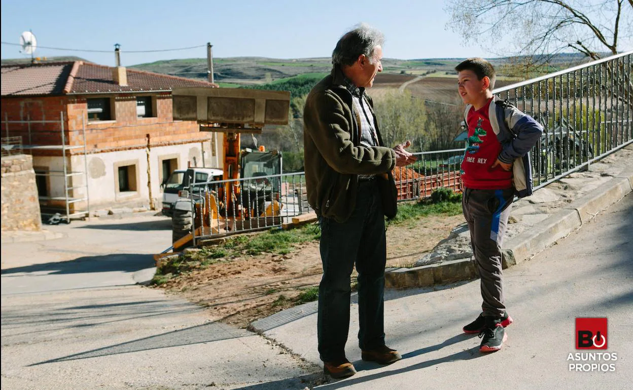 Imagen de archivo de un pueblo soriano donde un vecino mayor charla con uno más joven. Soria es otra de las provincias que, como Burgos, sufre la despoblación. 