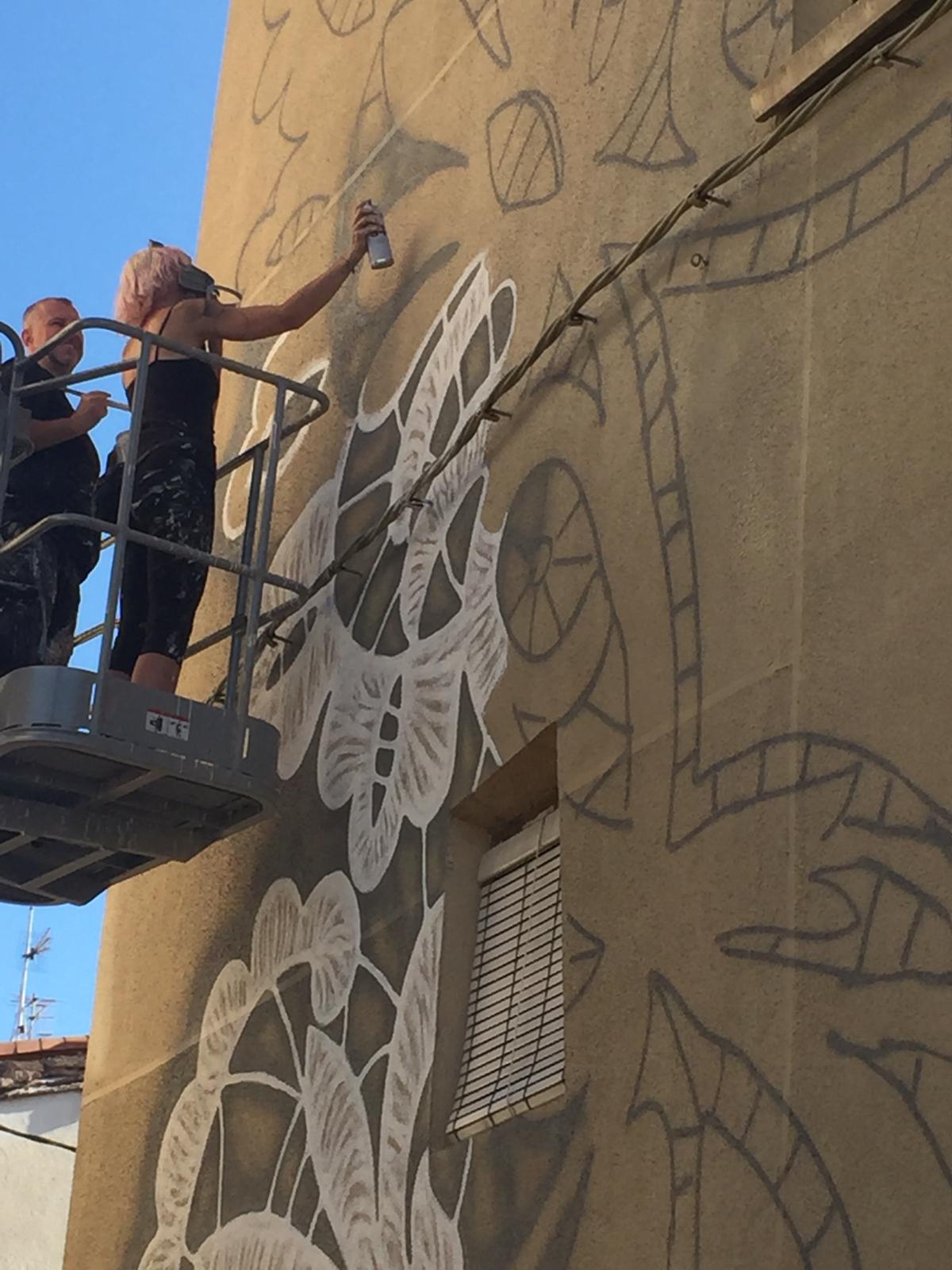El deporte tradicional de mujeres conocido como 'Bolo beliforano' y el ganchillo son los protagonistas de los murales que abarcan 900 metros cuadrados en los edificios de la localidad
