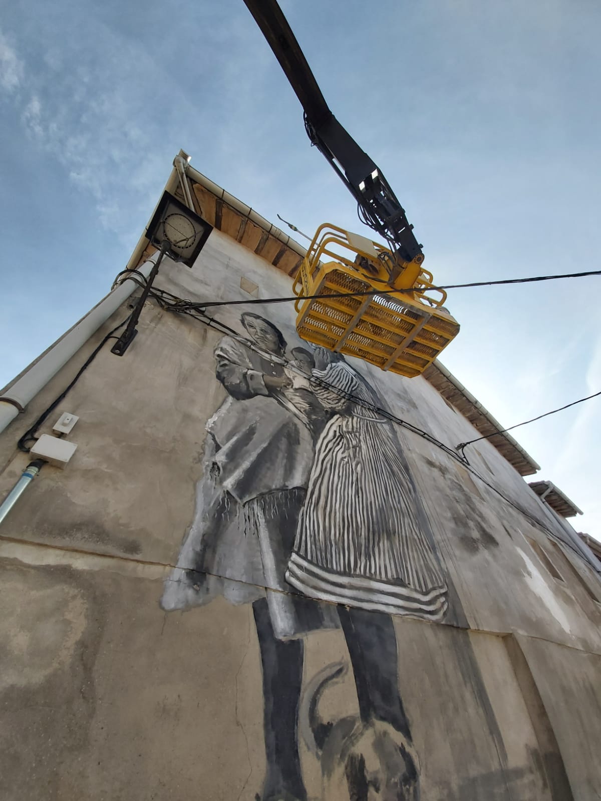 El deporte tradicional de mujeres conocido como 'Bolo beliforano' y el ganchillo son los protagonistas de los murales que abarcan 900 metros cuadrados en los edificios de la localidad