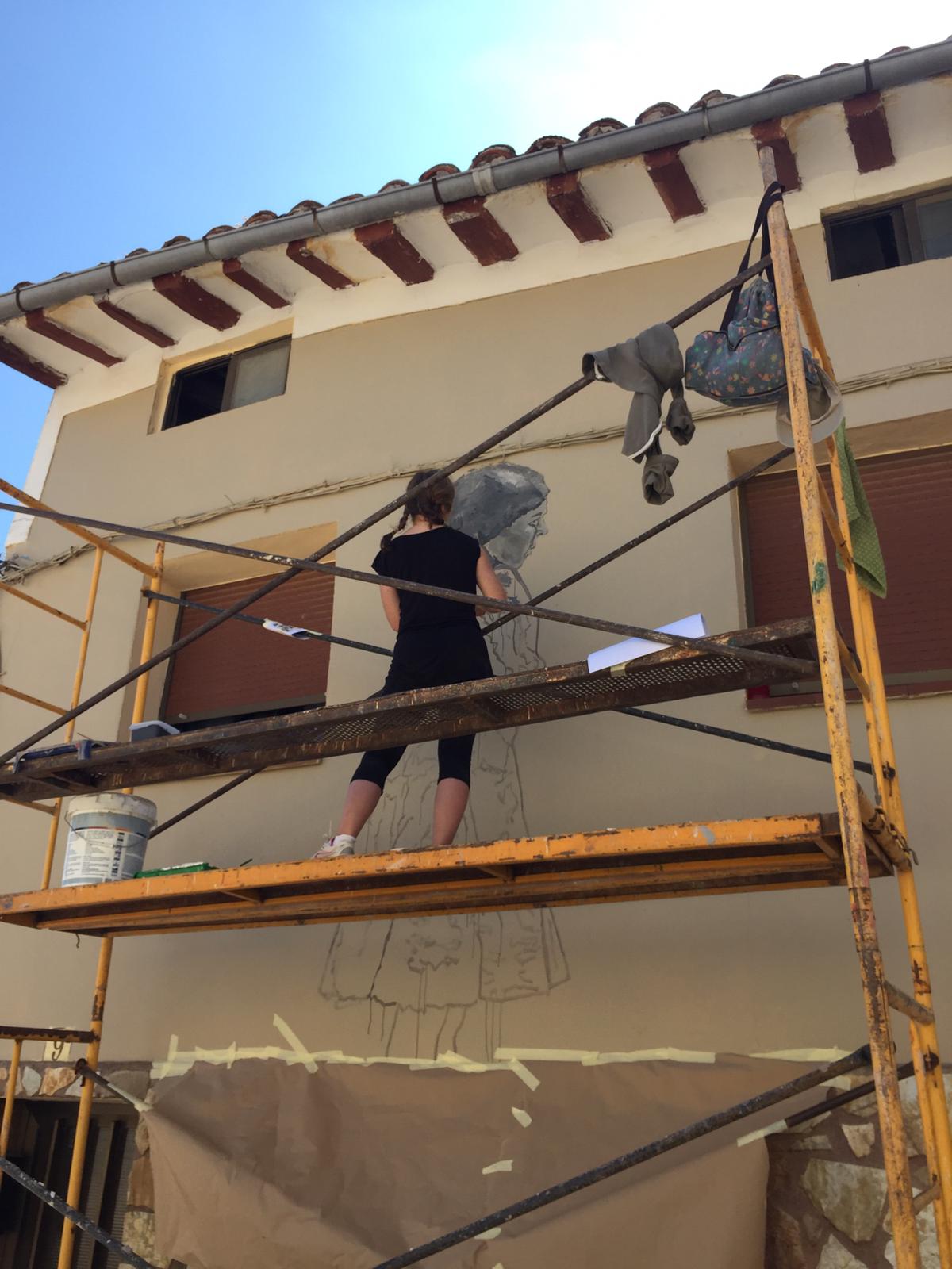 El deporte tradicional de mujeres conocido como 'Bolo beliforano' y el ganchillo son los protagonistas de los murales que abarcan 900 metros cuadrados en los edificios de la localidad