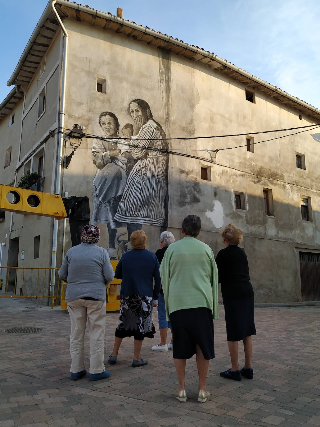 El deporte tradicional de mujeres conocido como 'Bolo beliforano' y el ganchillo son los protagonistas de los murales que abarcan 900 metros cuadrados en los edificios de la localidad