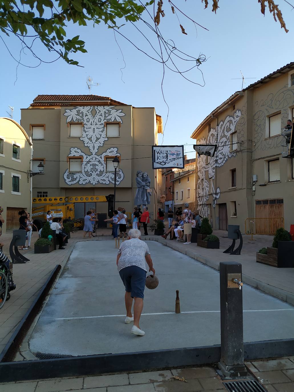 El deporte tradicional de mujeres conocido como 'Bolo beliforano' y el ganchillo son los protagonistas de los murales que abarcan 900 metros cuadrados en los edificios de la localidad