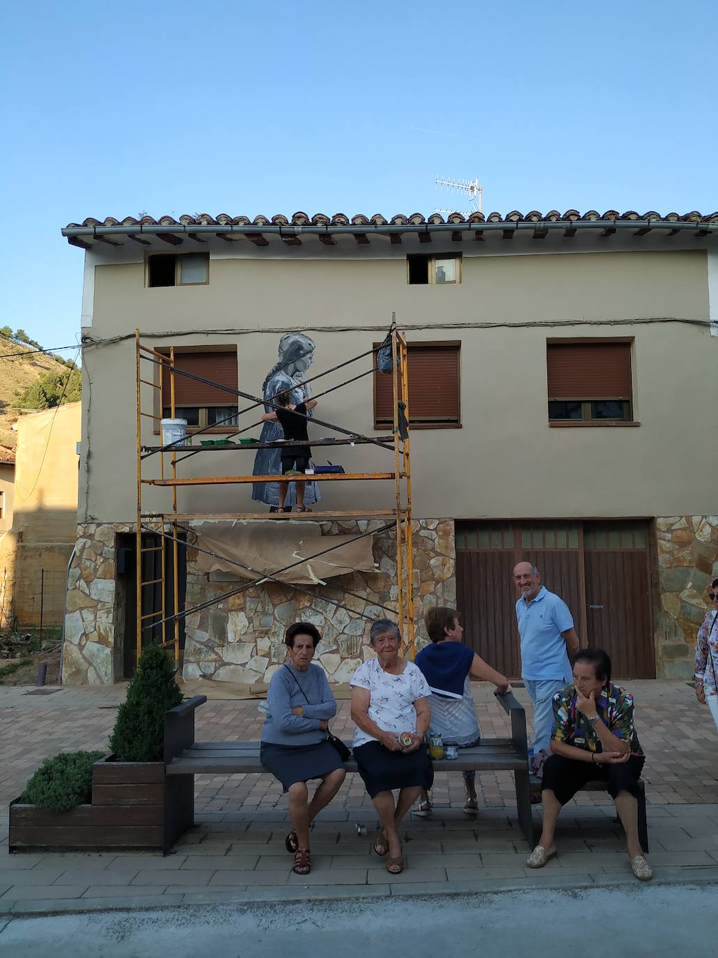 El deporte tradicional de mujeres conocido como 'Bolo beliforano' y el ganchillo son los protagonistas de los murales que abarcan 900 metros cuadrados en los edificios de la localidad