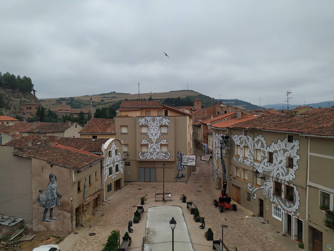 El deporte tradicional de mujeres conocido como 'Bolo beliforano' y el ganchillo son los protagonistas de los murales que abarcan 900 metros cuadrados en los edificios de la localidad