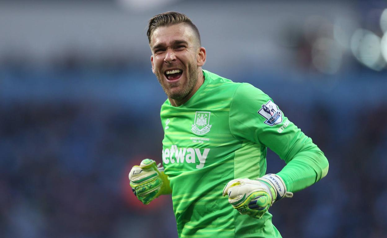 Adrián San Miguel, celebrando un gol del West Ham en el Etihad.