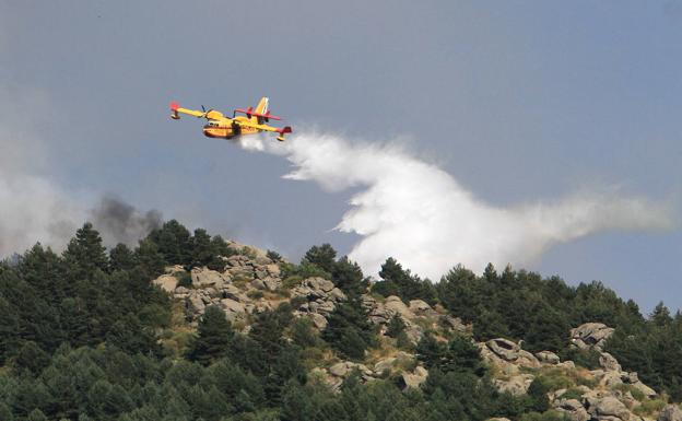 Un hidroavión trabaja en las labores de extinción del incendio de Guadarrama. 