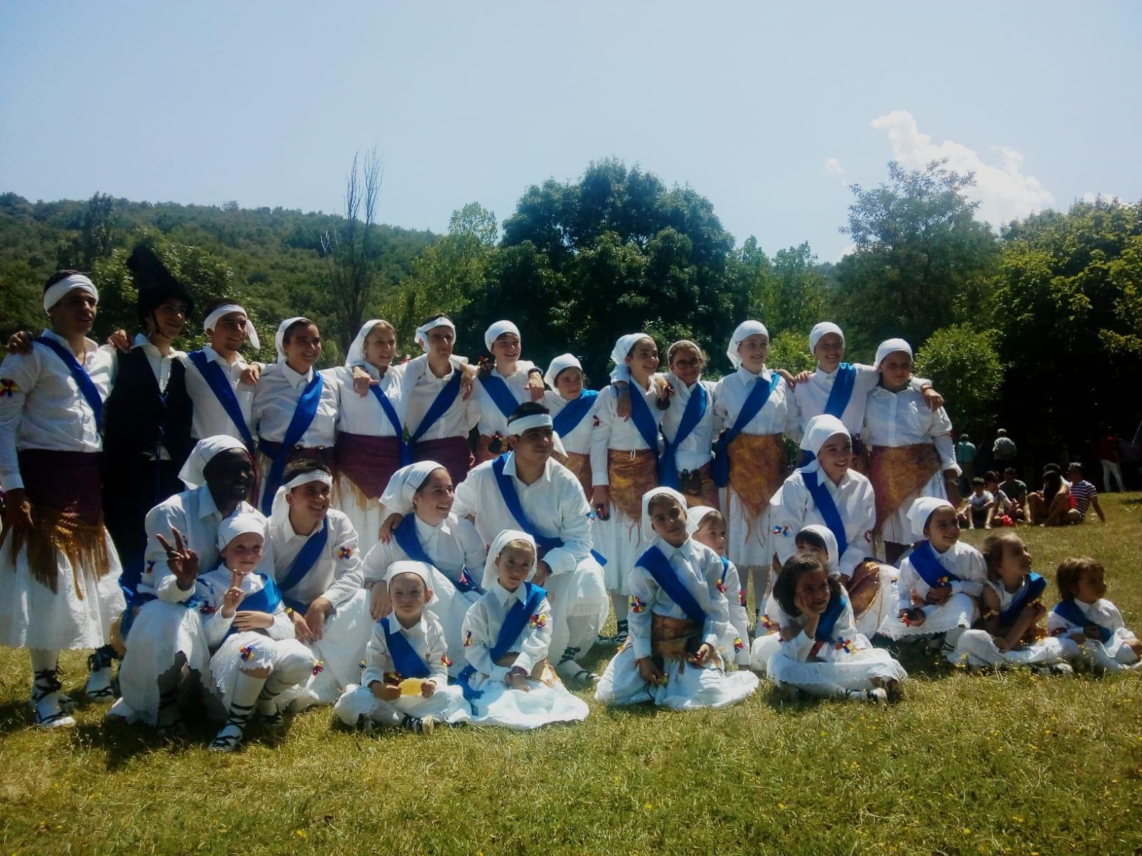 Grupo de jóvenes con el traje tradicional de Villafranca Montes de Oca