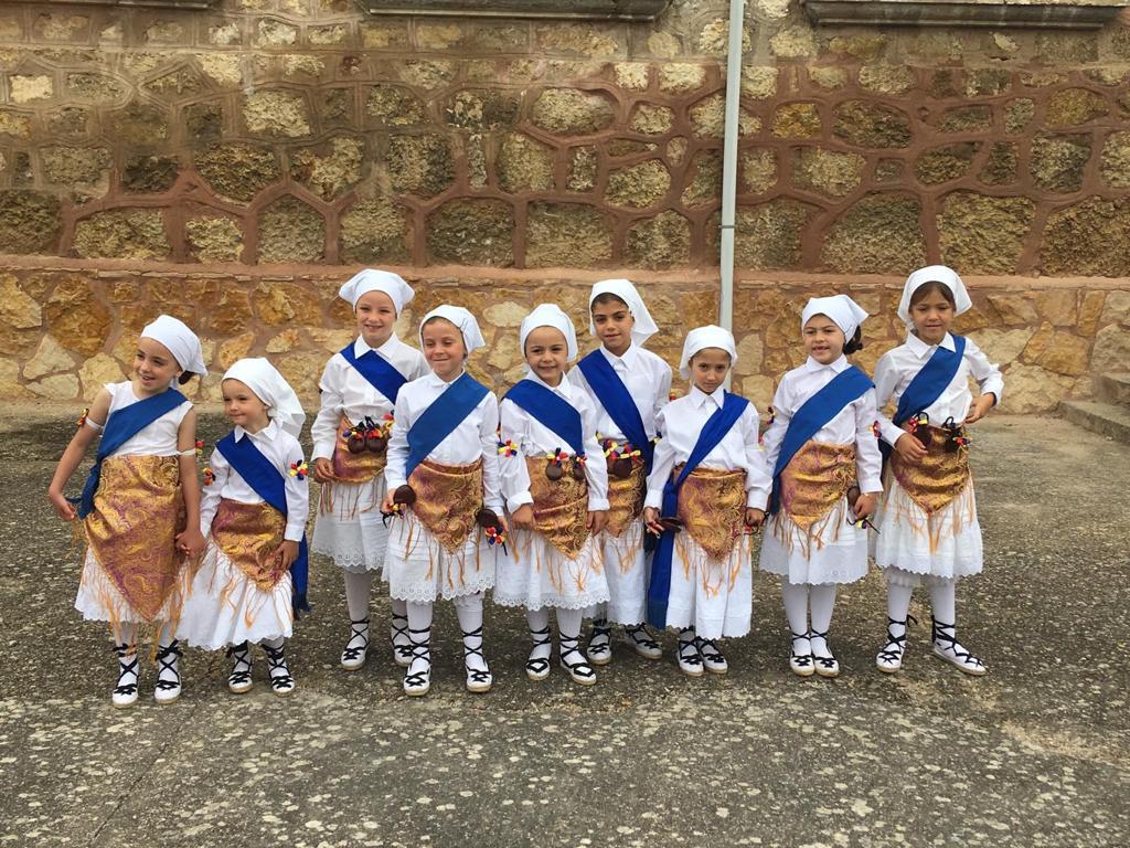 Niños con los trajes típicos de Villafranca Montes de Oca