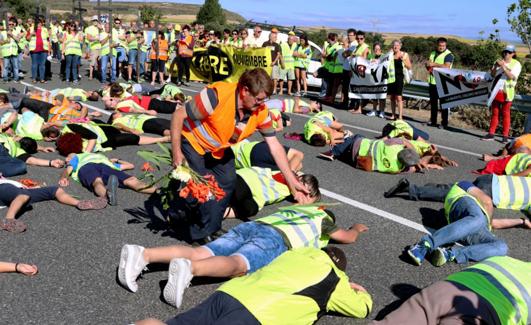 Imagen de la concentración realizada con motivo del último accidente mortal en Quintanapalla