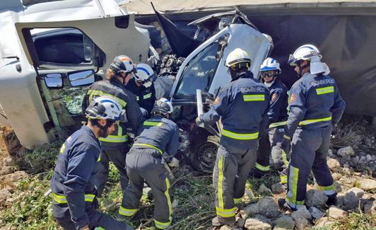 El tráiler aplastó al vehículo