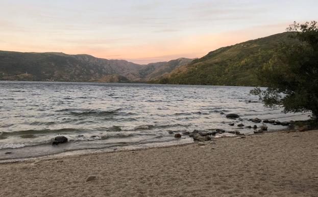 Una de las playas del lago de Sanabria, en Zamora.