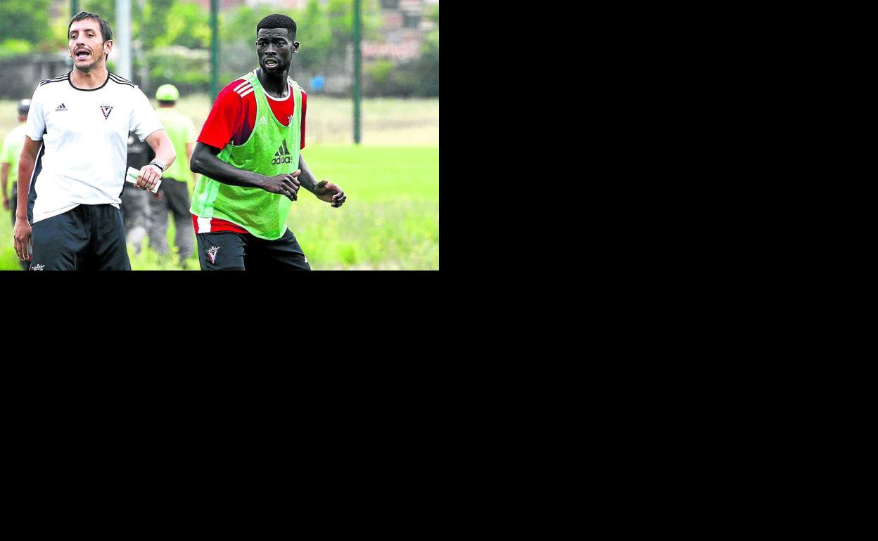 Simon Gbegnon, durante un entrenamiento con el Mirandés. 