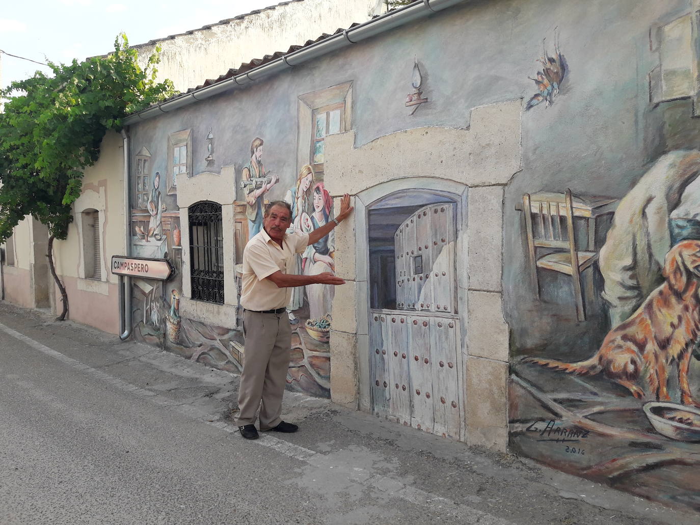 Marcelino García, en el último mural que está pintando en Moraleja de Cuéllar.