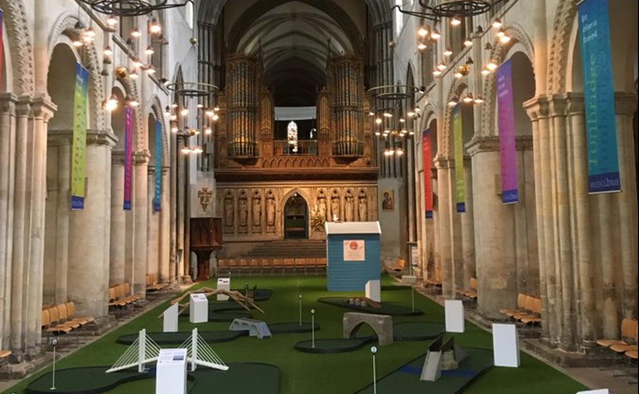 La catedral anglicana de Rochester, con un minigolf en su nave central.