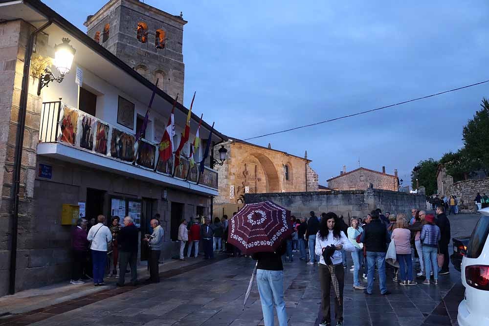 La lluvia no impidió que se celebrase la vigésimo octava edición de los Siete Infantes de Lara. Hoy y mañana tendrán lugar el segundo y tercer pase a partir de las 10 de la nocha 