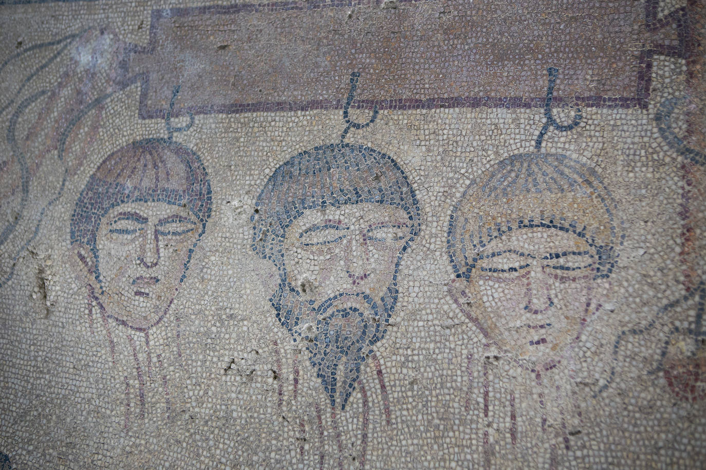 Detalle de tres cabezas cercenadas en el mito de Enómao, Pélope e Hipodamia.