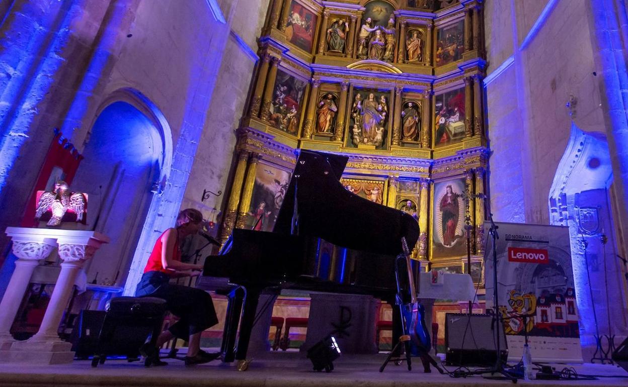 Holly Miranda en la iglesia de Santa María