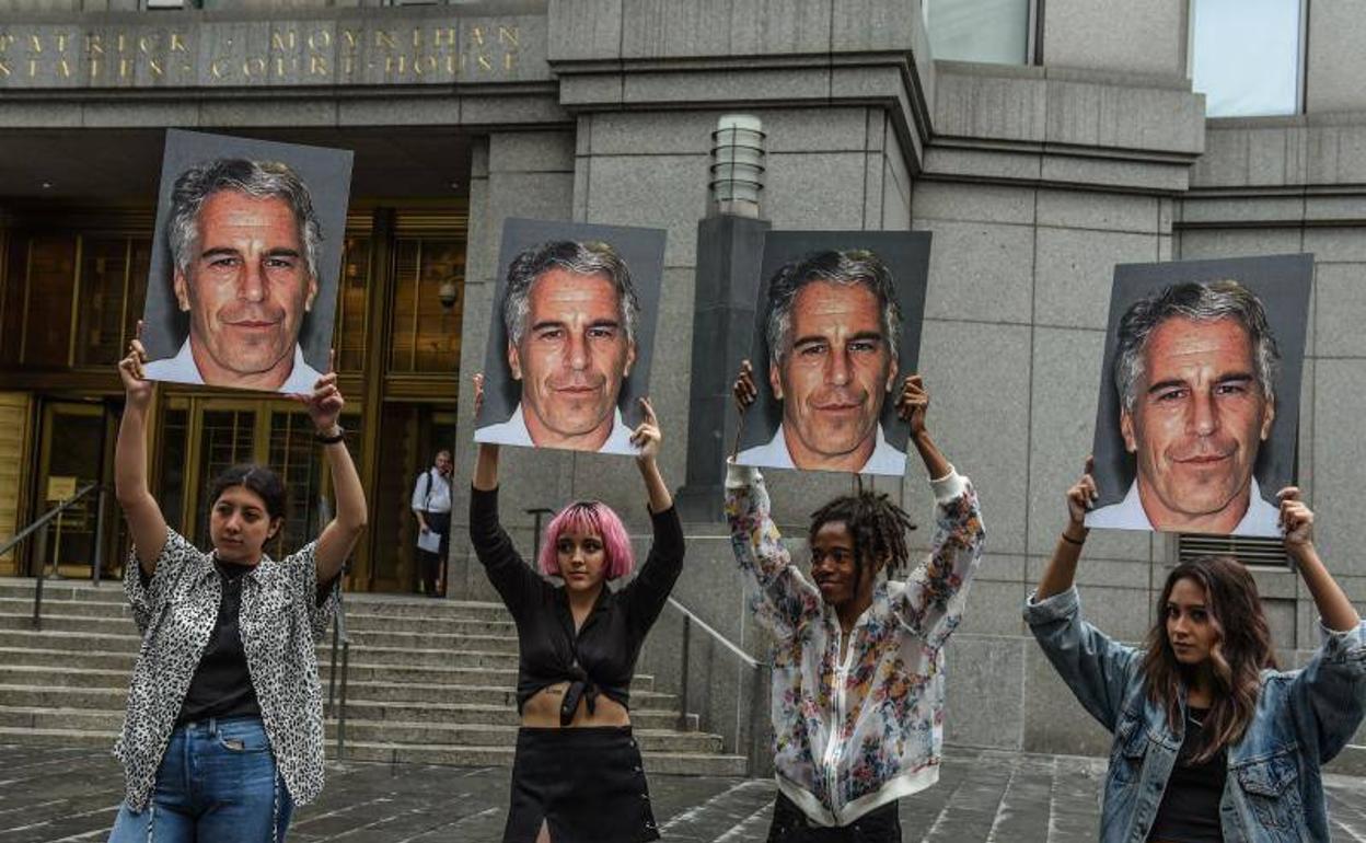 Un grupo protesta frente al Juzgado Federal por el caso de Jeffrey Epstein. 