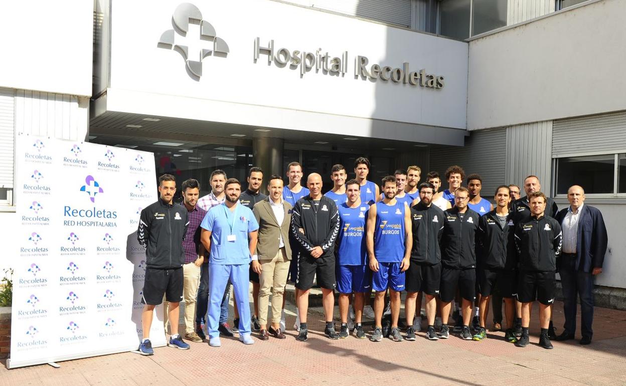 La foto de pretemporada se ha tomado frente al Hospital recoletas. 