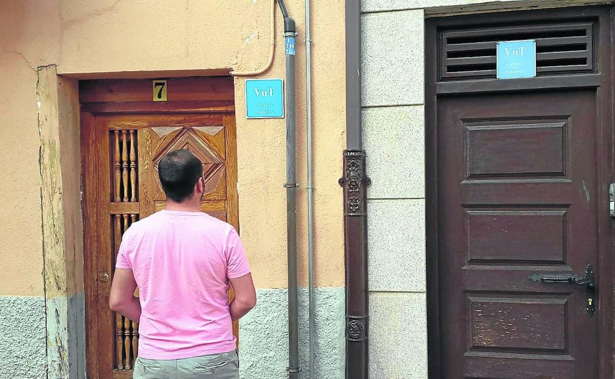 Un hombre, a la puerta de un par de viviendas de uso turístico en el casco histórico de la capital zamorana. 