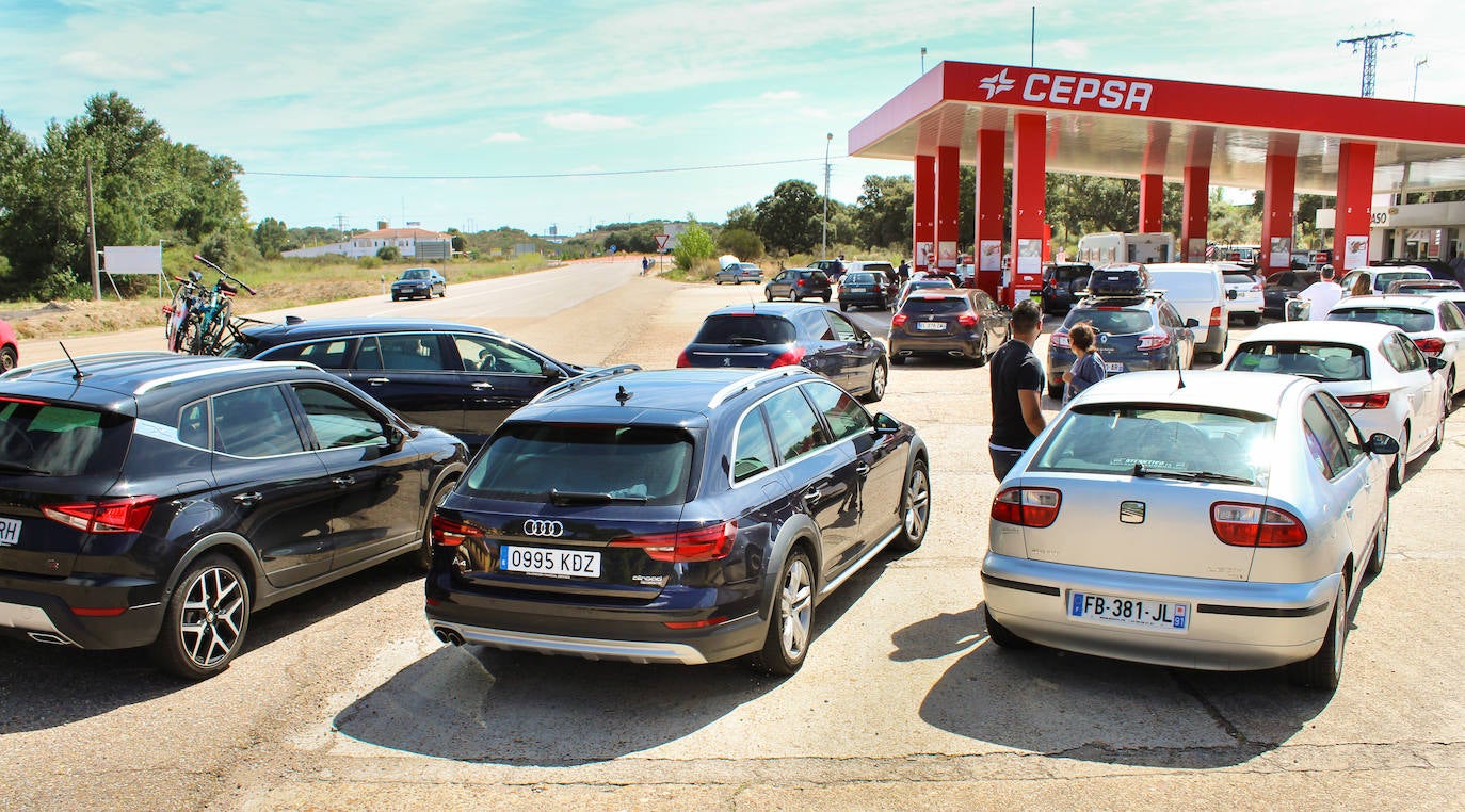 Largas colas en las gasolineras de la localidad salmantina de Fuentes de Oñoro debido a la huelga portuguesa.