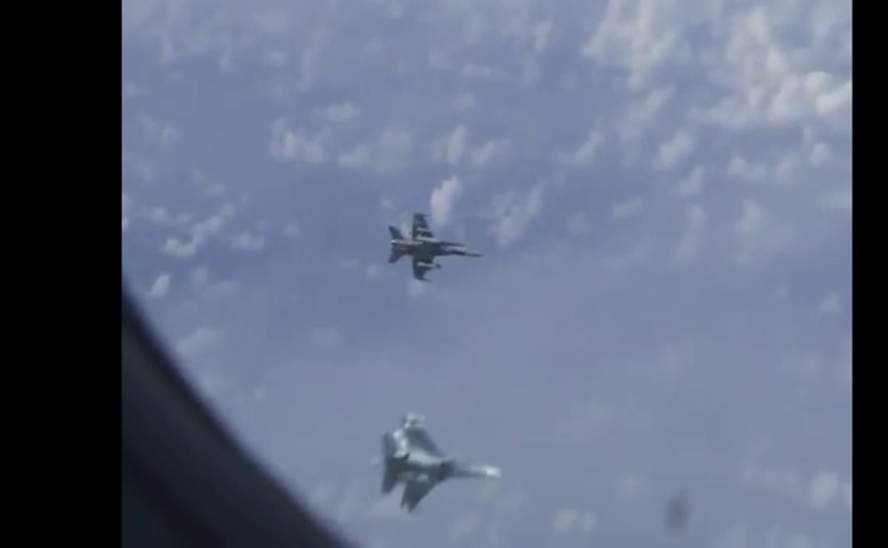 El F-18 español y el Su-27 ruso, durante su encuentro sobre el mar Báltico.