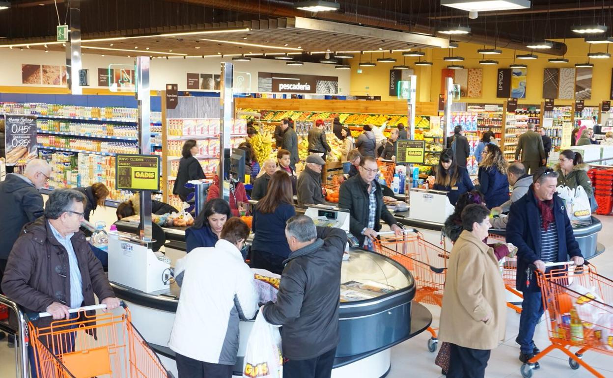 Interior del nuevo supermercado Gadis de Benavente (Zamora), que ha creado 54 empleos. 