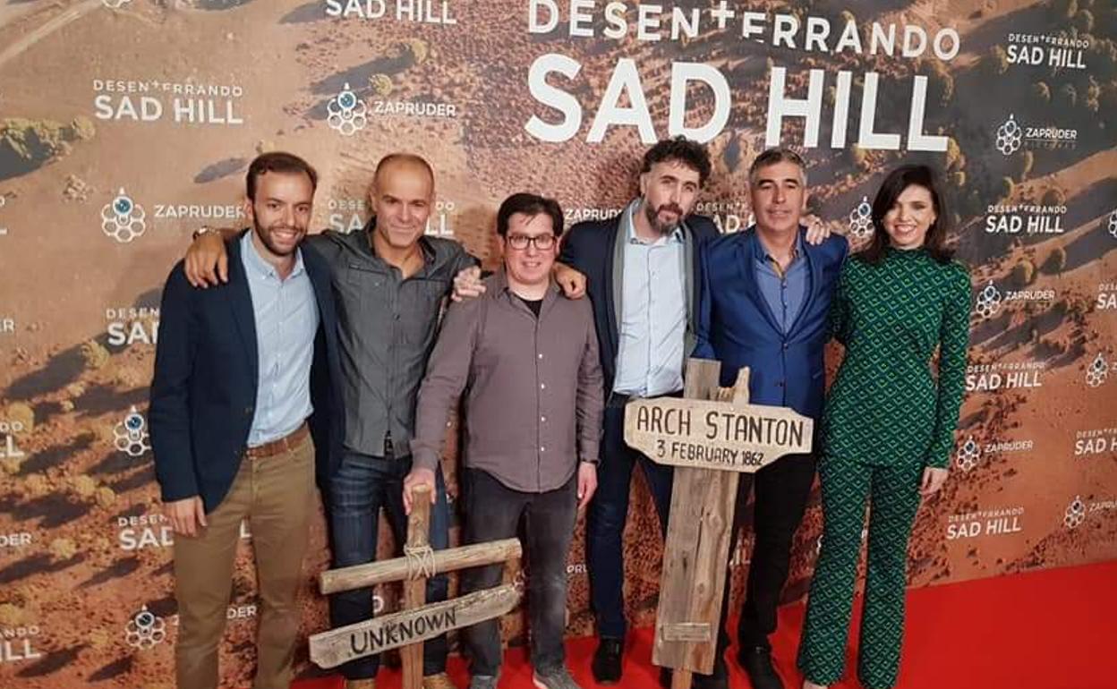 Imágen de los creadores del documental Desenterrando SAD HILL en su estreno en cines. 