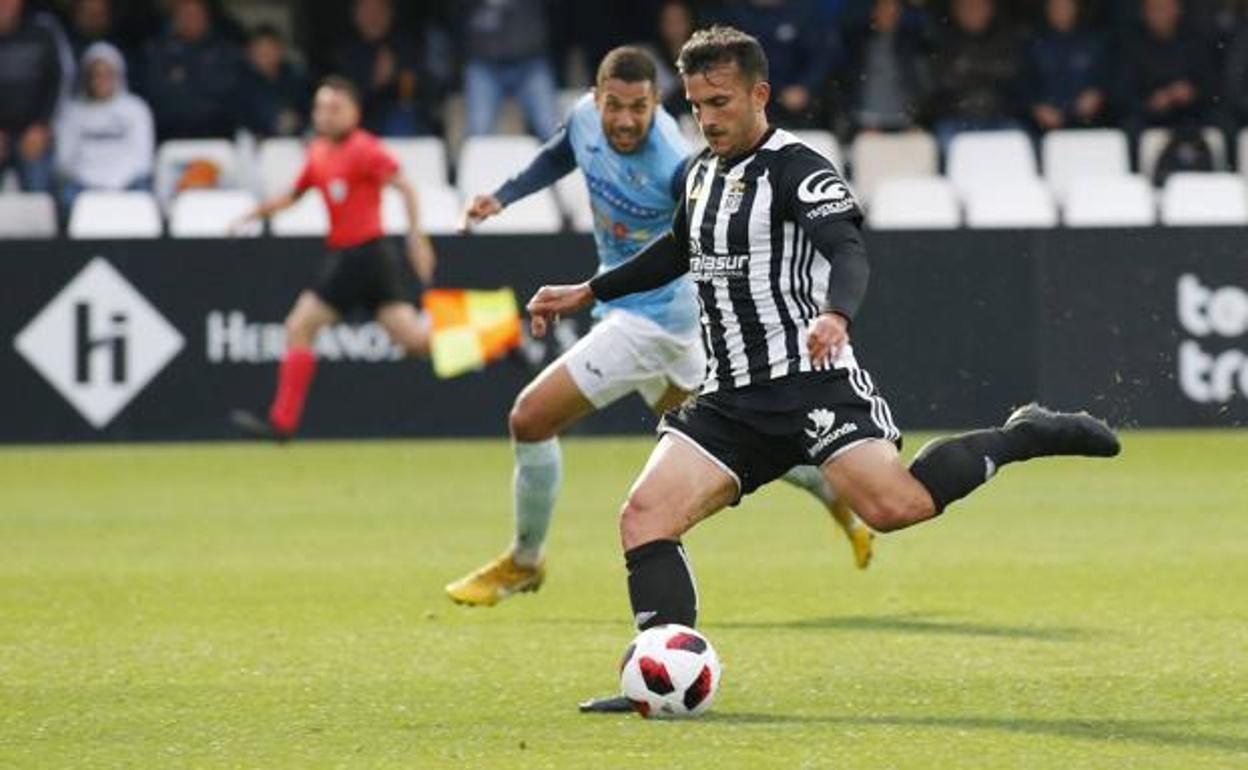 Elady Zorrilla lanza un penalti, en un partido de la pasada temporada.