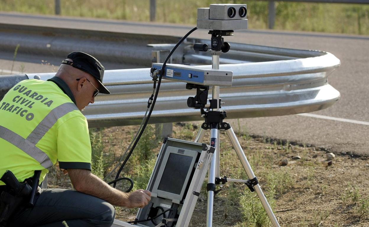 Imagen de uno de los radares instalados en el capó de los vehículos de la Guardia Civil