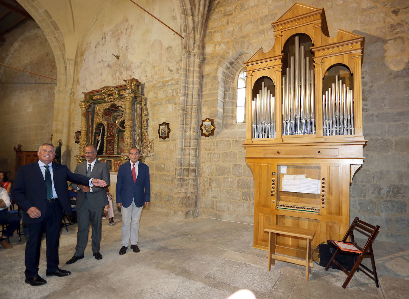 El alcalde de Castrillo Mota de Judíos, Lorenzo Rodríguez, señala el nuevo órgano de la iglesia.