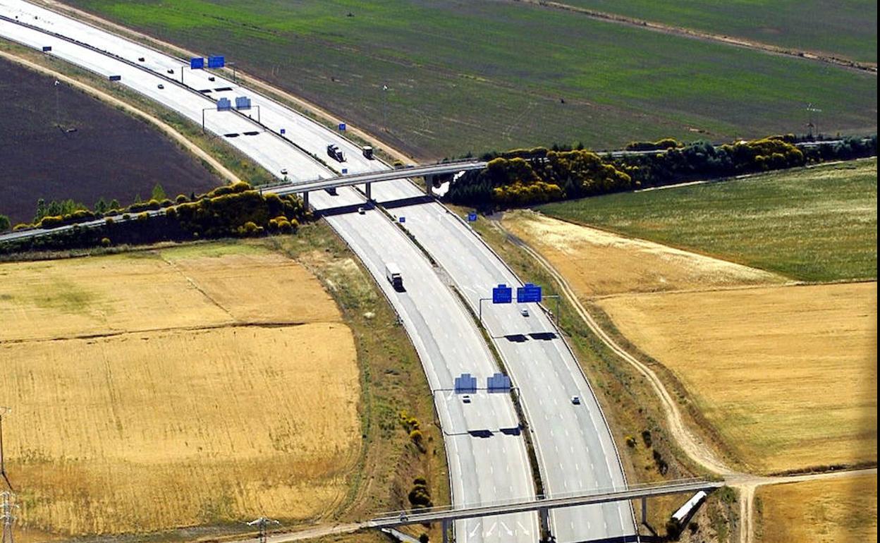 Autovía a su paso por la localidad vallisoletana de Tordesillas 