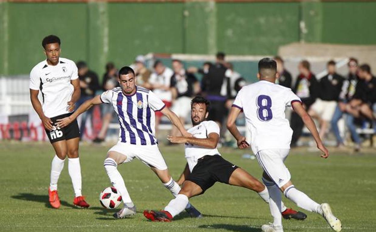 Encuentro del Burgos CF ante el Venta de Baños en pretemporada. 