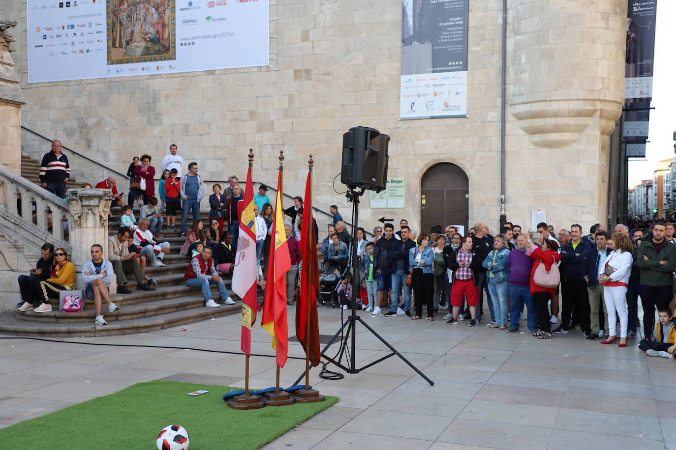 El Burgos Club de Fútbol ilusiona más que nunca. Se nota en el número récord de abonados, en las redes sociales, en los partidos de pretemporada y, esta tarde, se ha refrendado en la plaza del Rey San Fernando donde se ha presentado uno a uno a los jugadores que vestirán durante esta temporada, la primera del proyecto de los Caselli, la camiseta blanquinegra y al cuerpo técnico que encabeza Fernando Estévez.