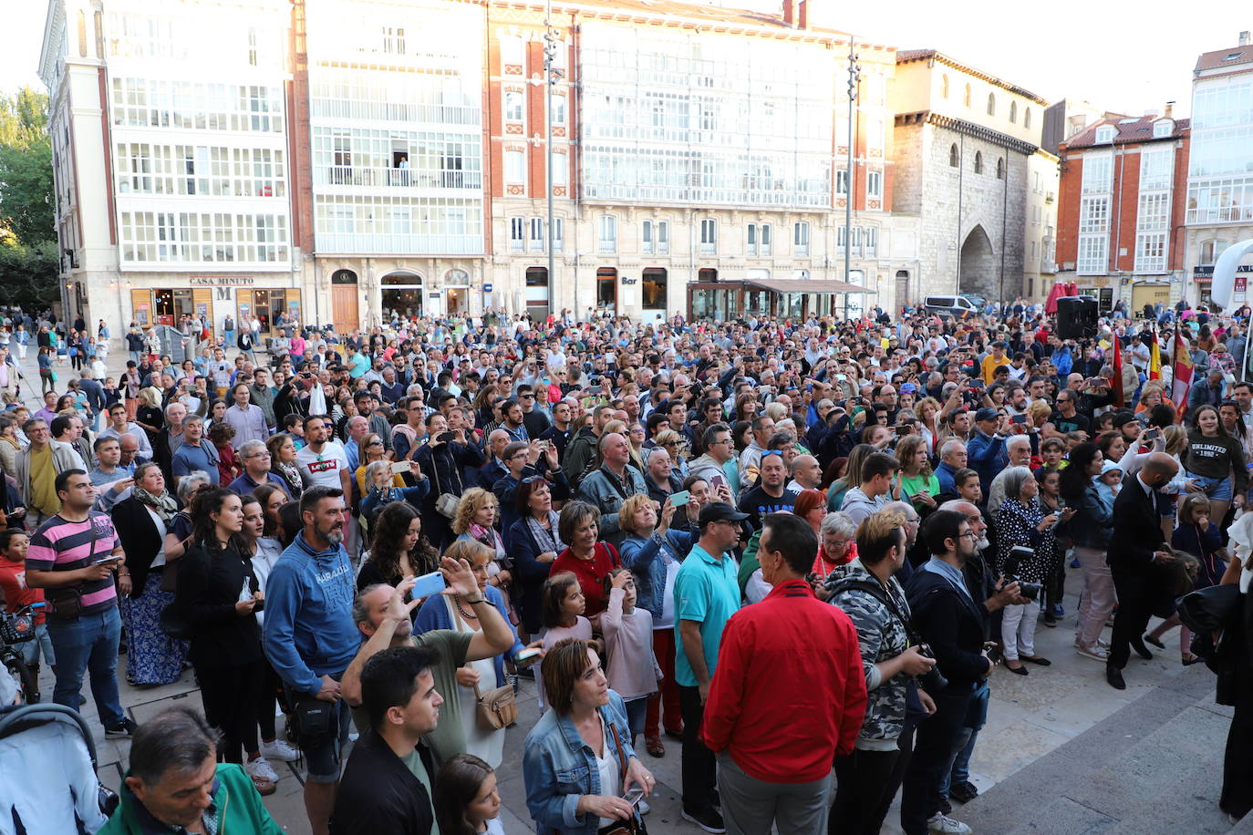 El Burgos Club de Fútbol ilusiona más que nunca. Se nota en el número récord de abonados, en las redes sociales, en los partidos de pretemporada y, esta tarde, se ha refrendado en la plaza del Rey San Fernando donde se ha presentado uno a uno a los jugadores que vestirán durante esta temporada, la primera del proyecto de los Caselli, la camiseta blanquinegra y al cuerpo técnico que encabeza Fernando Estévez.