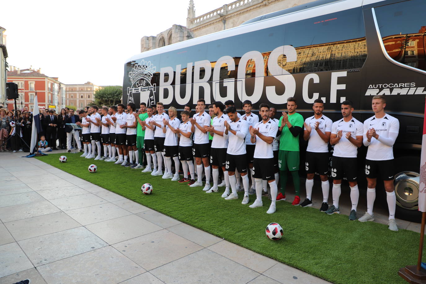 Fotos: Presentación del Burgos CF en la plaza del Rey San Fernando |  BURGOSconecta