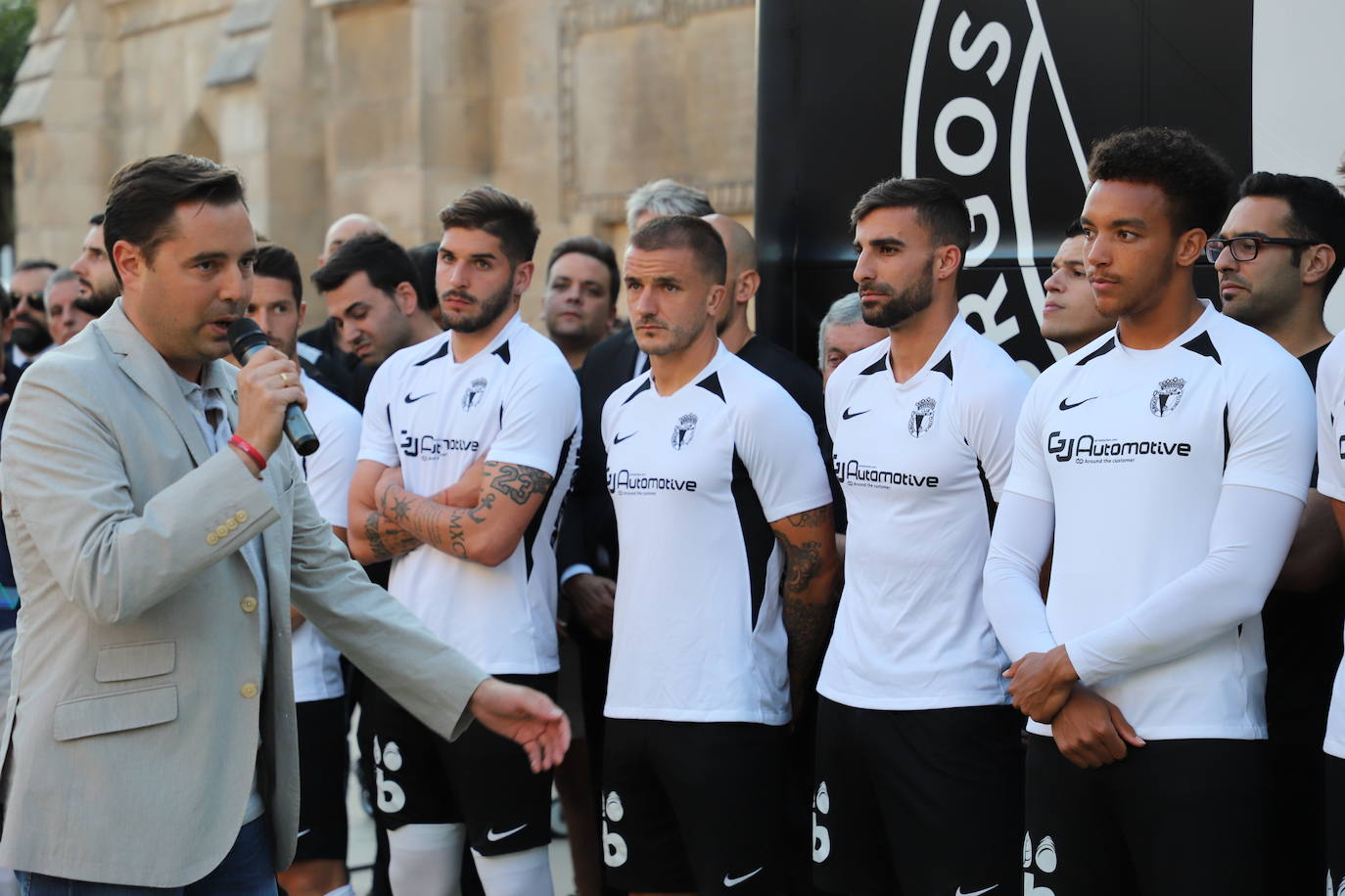 El Burgos Club de Fútbol ilusiona más que nunca. Se nota en el número récord de abonados, en las redes sociales, en los partidos de pretemporada y, esta tarde, se ha refrendado en la plaza del Rey San Fernando donde se ha presentado uno a uno a los jugadores que vestirán durante esta temporada, la primera del proyecto de los Caselli, la camiseta blanquinegra y al cuerpo técnico que encabeza Fernando Estévez.